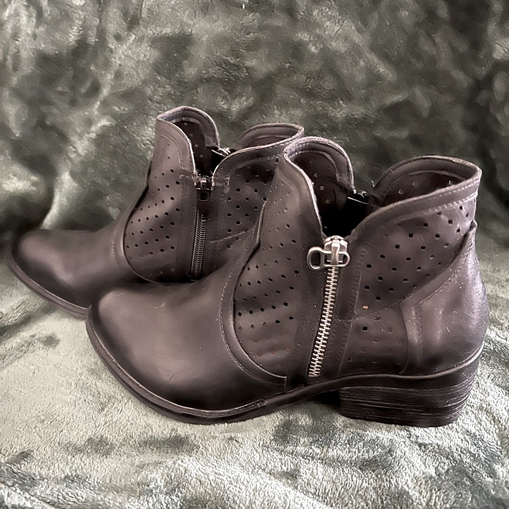 black booties size 10.